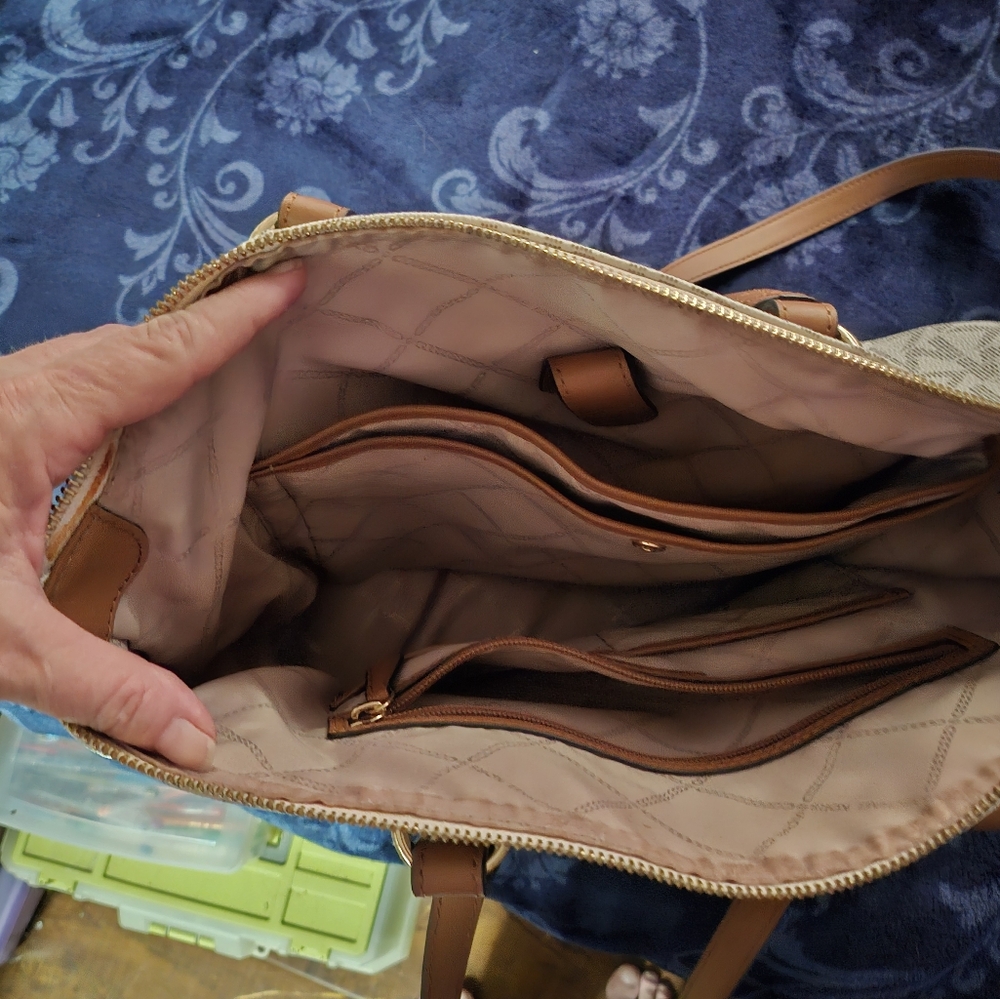 Micheal Kors purse- barely used and cream and brown color.